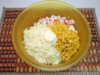 Салат с крабовыми палочками, кукурузой и капустой