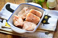 Запечённый минтай в сметанном соусе с маринованными огурцами