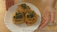 "Гнёзда" из макарон с мясным фаршем и зелёным горошком