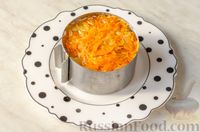 Слоёный рыбный салат с крекерами, морковью и сыром