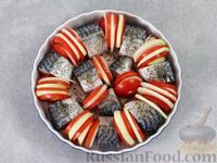 Скумбрия, запечённая с помидорами и луком