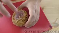 "Гнёзда" из макарон с мясным фаршем и зелёным горошком