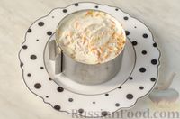Слоёный рыбный салат с крекерами, морковью и сыром