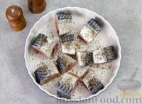 Скумбрия, запечённая с помидорами и луком