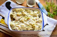 Запечённый минтай в сметанном соусе с маринованными огурцами