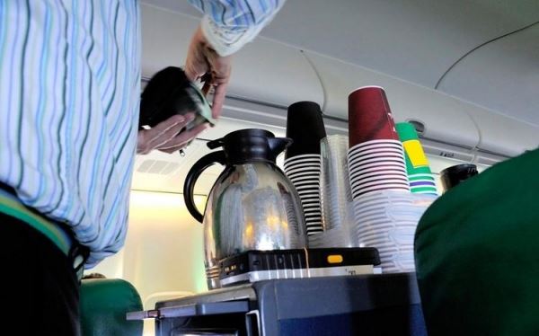 <br />
Никогда не просите чай или кофе в самолете спустя час после разноса еды<br />
