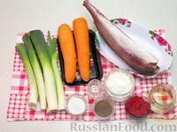Рыба под томатным соусом с морковью и луком-пореем