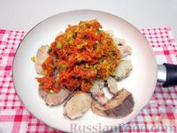 Рыба под томатным соусом с морковью и луком-пореем