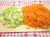 Рыба под томатным соусом с морковью и луком-пореем