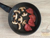 Французские тосты с колбасой, грибами и помидорами