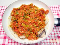 Рыба под томатным соусом с морковью и луком-пореем