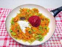 Рыба под томатным соусом с морковью и луком-пореем